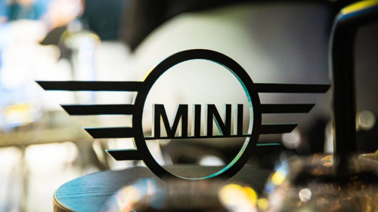 MINI Award präsent auf einem Tisch dargestellt. Der Hintergrund ist unscharf.